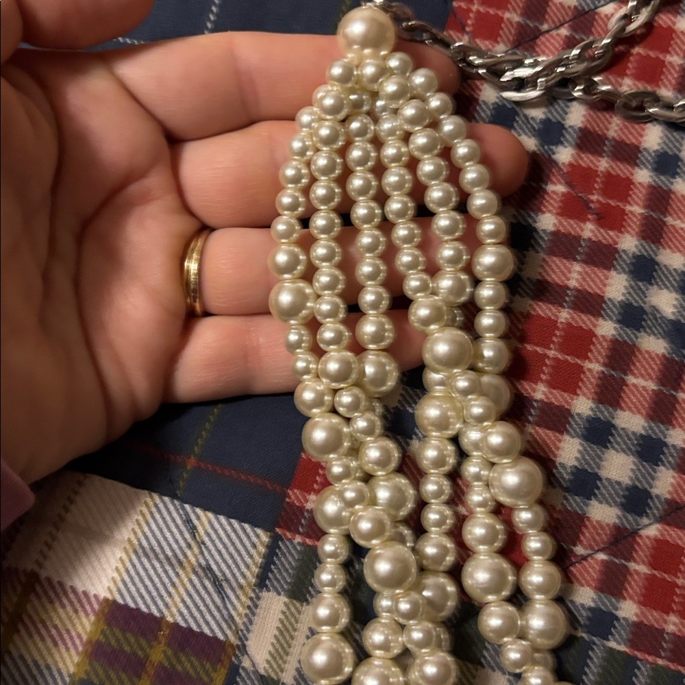 Elegant six string Pearl Necklace and Earring Set - Picture 5 of 6